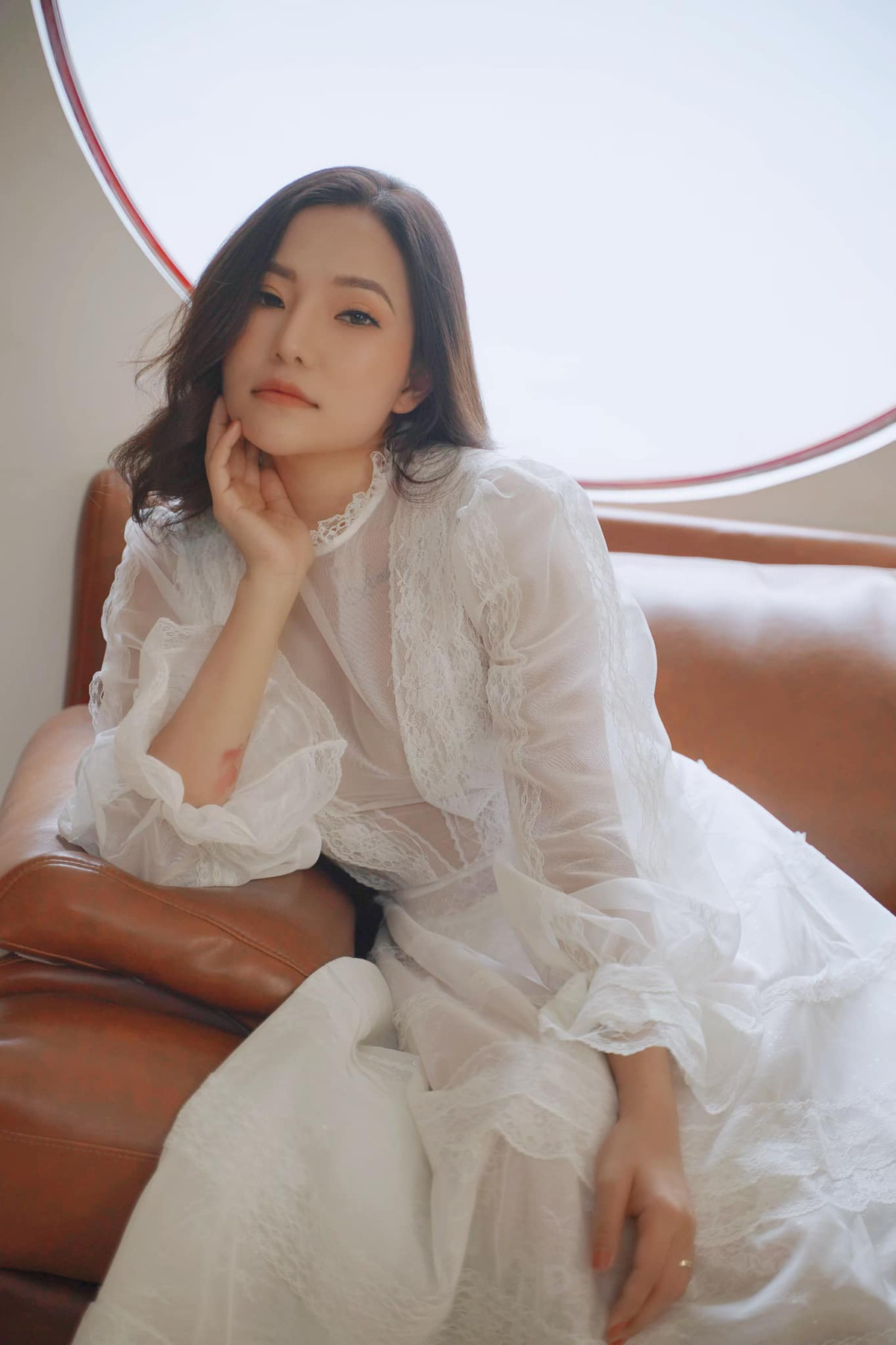 Lý Phương Châu viết thêm: "Phụ nữ hơn nhau ở giá trị đạo đức, ở bản lĩnh cuộc sống, ở tầm nhìn và văn hoá. Đừng ủng hộ - tiếp tay cho những người trẻ mang tư tuởng suốt ngày không biết làm gì, sống không lý tưởng và đam mê, chỉ biết chưng diện cho đẹp, check in sang chảnh, bán vốn tự có và chỉ chực chờ để lao vào cướp hạnh phúc của người khác, đê hèn lắm ạ".