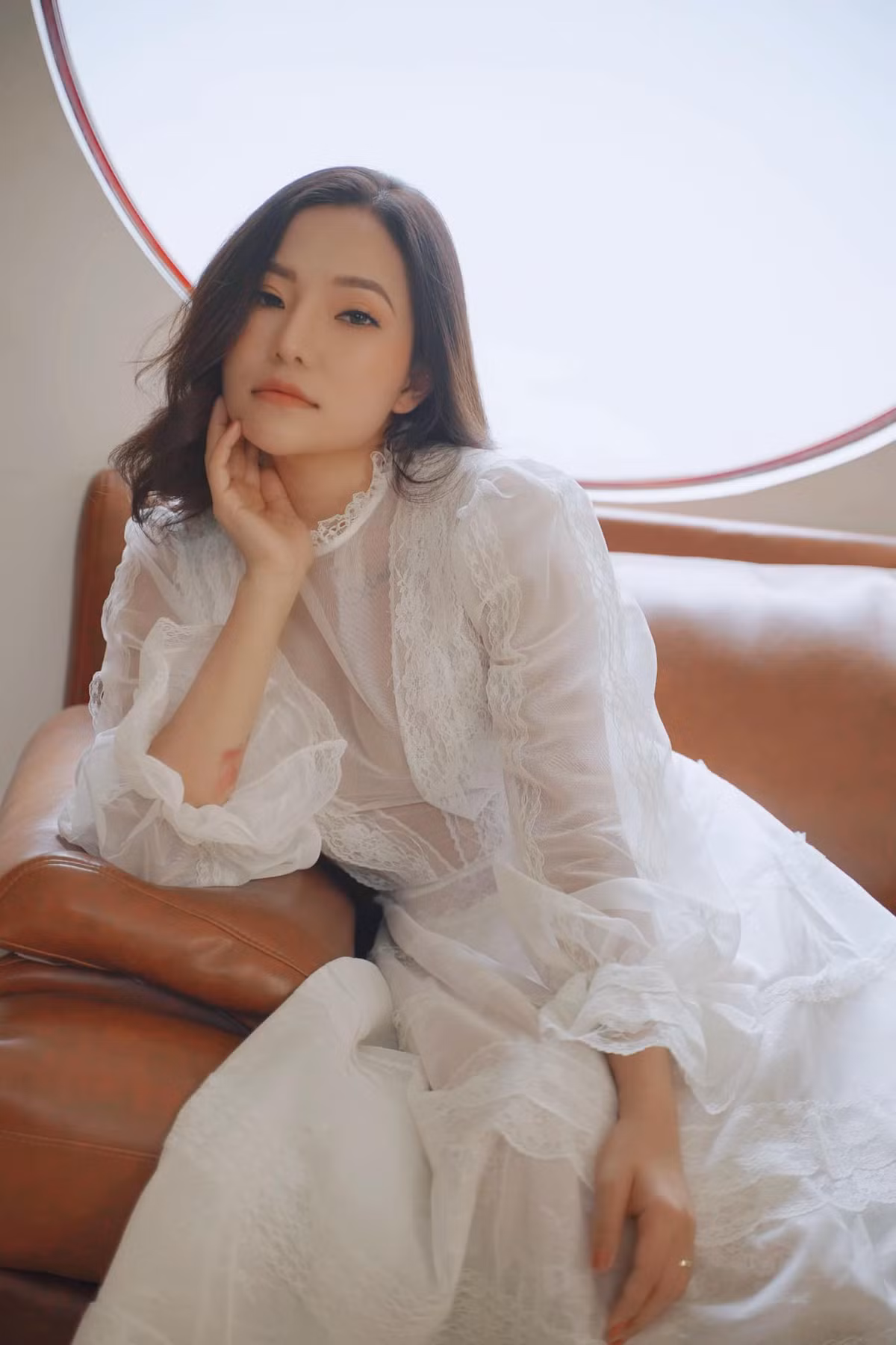 Lý Phương Châu viết thêm: "Phụ nữ hơn nhau ở giá trị đạo đức, ở bản lĩnh cuộc sống, ở tầm nhìn và văn hoá. Đừng ủng hộ - tiếp tay cho những người trẻ mang tư tuởng suốt ngày không biết làm gì, sống không lý tưởng và đam mê, chỉ biết chưng diện cho đẹp, check in sang chảnh, bán vốn tự có và chỉ chực chờ để lao vào cướp hạnh phúc của người khác, đê hèn lắm ạ".