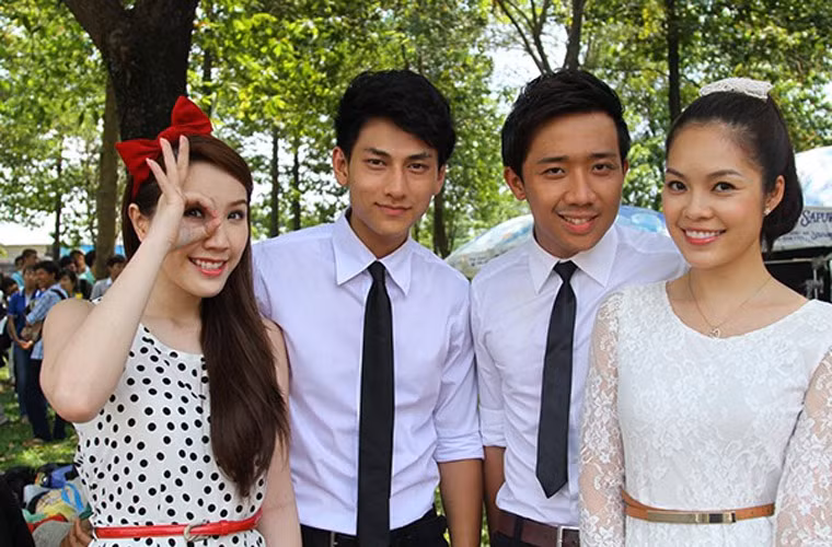 Hai người từng đóng chung phim “Gia sư nữ quái”. Dương Cẩm Lynh còn chia sẻ Trấn Thành luôn có mặt, tặng cô gấu bông, hoa rồi pha trò cho cô vui mỗi khi cô có chuyện buồn và gọi điện cho anh tới.