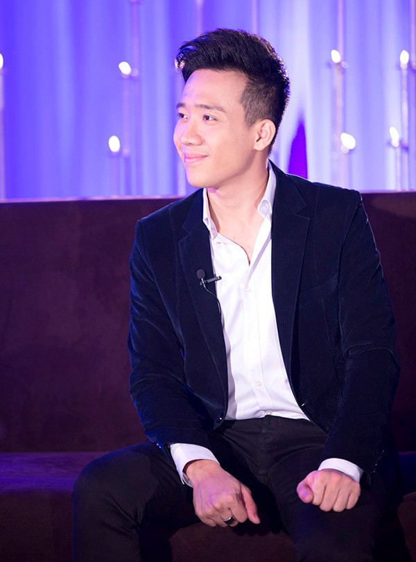 "Tôi cua gái không đến nửa ngày. Cuộc đời tôi thích cái gì tôi phải đến với cái đó trước. Sau đó, tôi mới tìm hiểu xem cái đó có hợp với tôi không, chứ không có vụ tôi bỏ ra 3 tháng để tìm hiểu một người rồi nhận thấy người đó không hợp với tôi. Không ai làm chuyện ngược ngạo vậy hết. Cua trước, yêu trước rồi mới tính tiếp", nam MC tự tin.