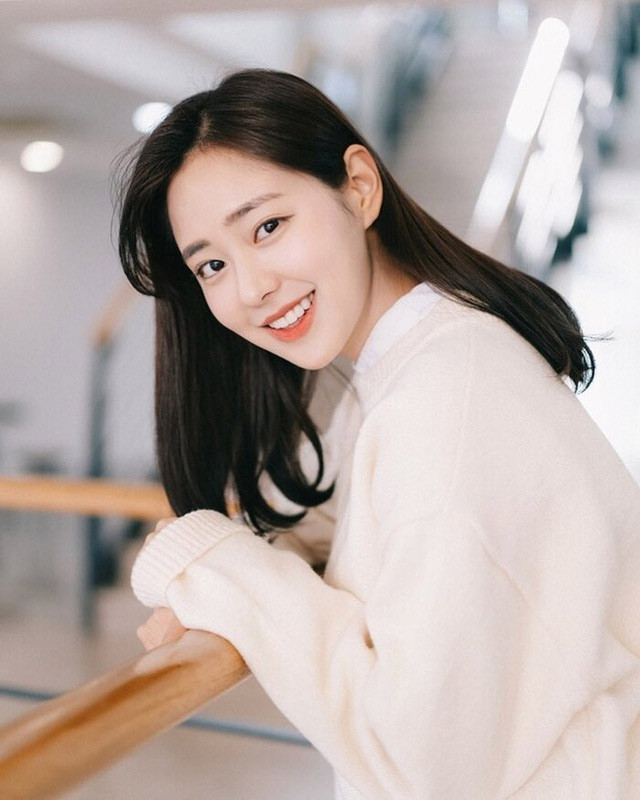 Người đẹp 22 tuổi có khuôn mặt rạng rỡ, ngũ quan hài hòa, dịu dàng đúng chuẩn mực truyền thống.