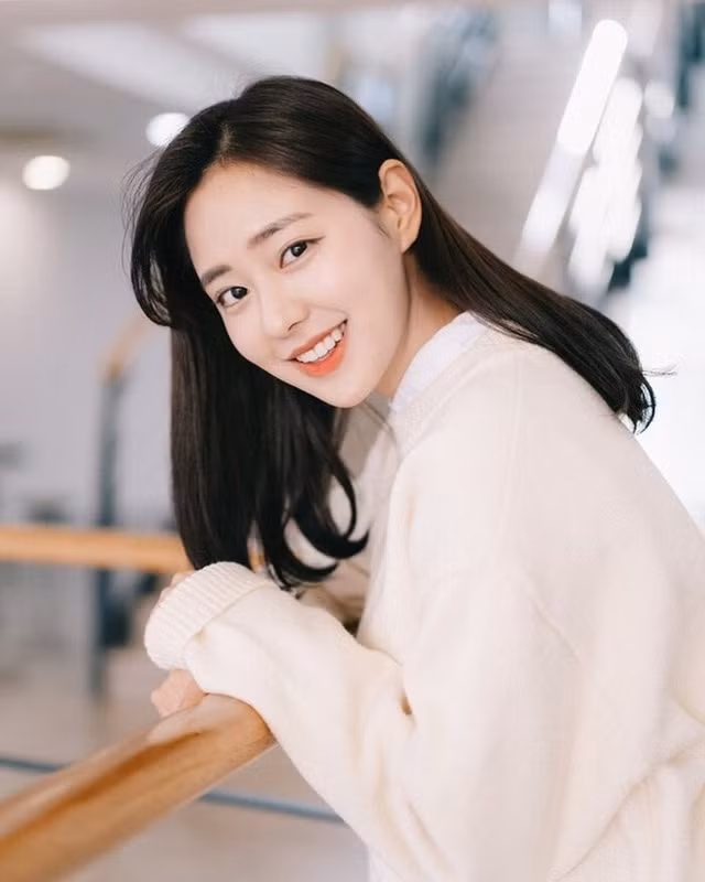 Người đẹp 22 tuổi có khuôn mặt rạng rỡ, ngũ quan hài hòa, dịu dàng đúng chuẩn mực truyền thống.