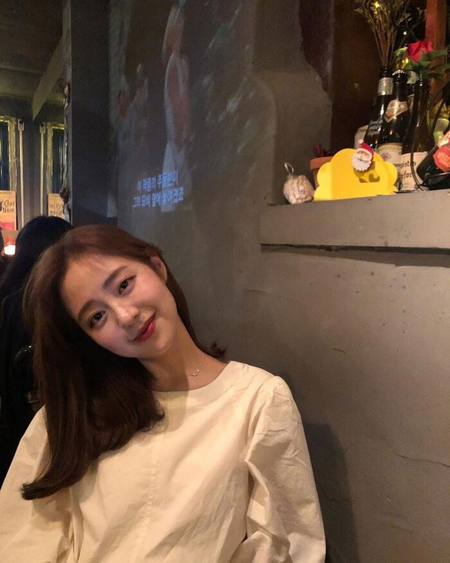 Không cần trang điểm nhiều, ăn mặc giản dị nhưng Shin Seulg vẫn nổi bật nhờ làn da trắng, đôi mắt to tròn, sống mũi cao, thẳng.