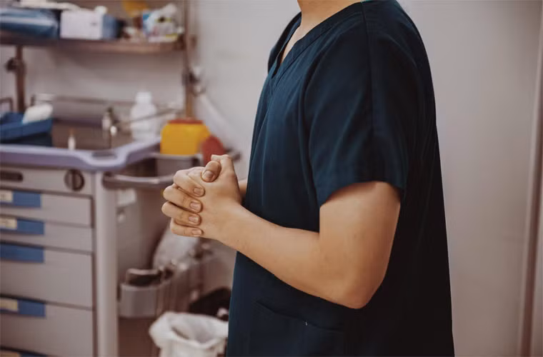 Hai bàn tay nắm chặt, Ông Cao Thắng hồi hộp và lo lắng trong thời gian vợ sinh mổ.