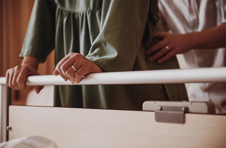 Ông Cao Thắng không rời nửa bước trong phòng chờ sinh.