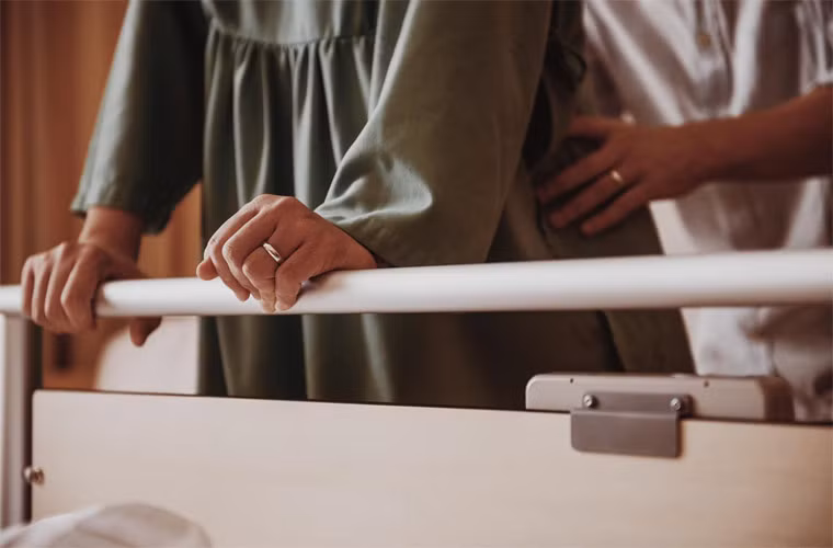 Ông Cao Thắng không rời nửa bước trong phòng chờ sinh.