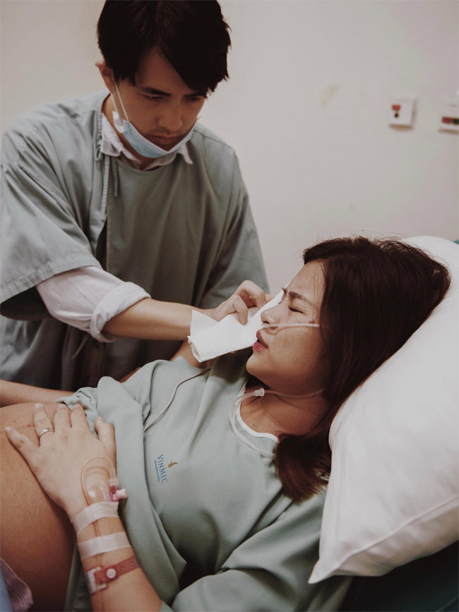 Anh như một y tá tận tâm chăm sóc vợ từng ly từng tí.