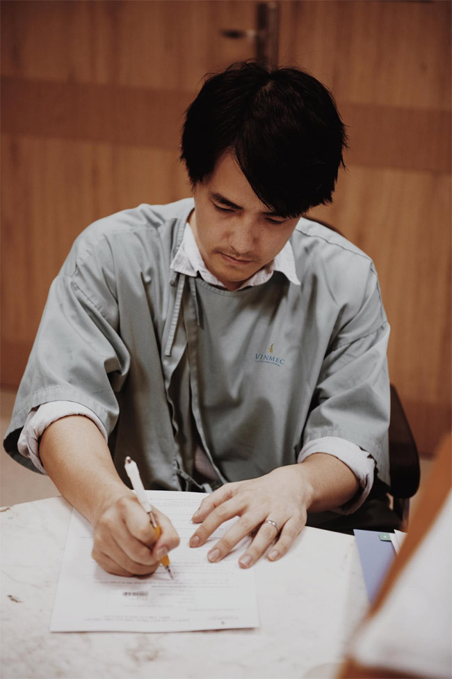 Ông Cao Thắng ký bản cam trước khi Đông Nhi sinh mổ.