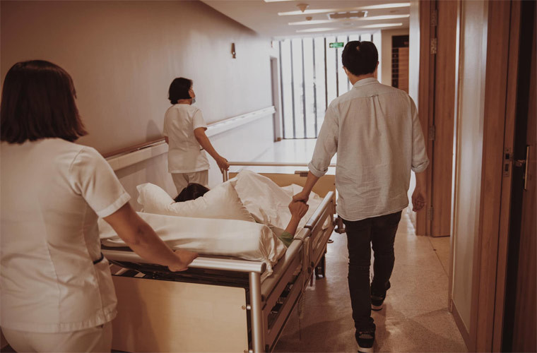 Ban đầu hai vợ chồng Đông Nhi - Ông Cao Thắng chọn phương pháp sinh thường. Nhưng sau 15 tiếng nhập viện cuối cùng cô phải chọn phương pháp sinh mổ có gây mê.