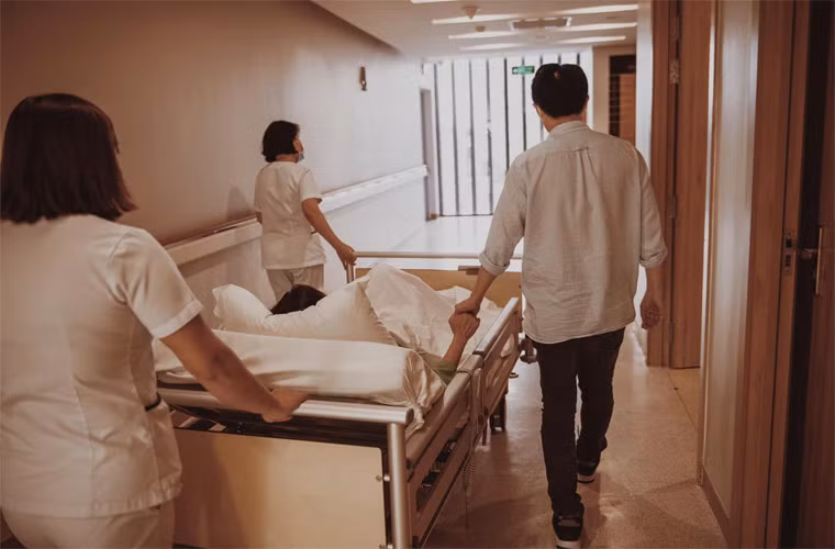 Ban đầu hai vợ chồng Đông Nhi - Ông Cao Thắng chọn phương pháp sinh thường. Nhưng sau 15 tiếng nhập viện cuối cùng cô phải chọn phương pháp sinh mổ có gây mê.