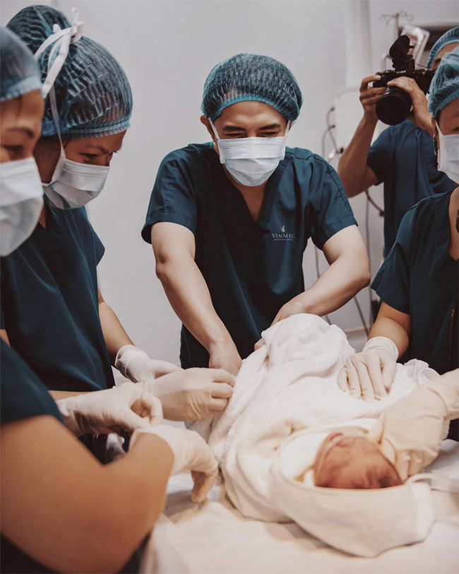 Ông bố trẻ hạnh phúc khi được nhìn thấy con gái chào đời.