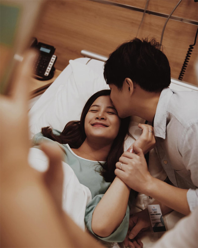 Ông Cao Thắng hôn vợ trước khi gây mê.