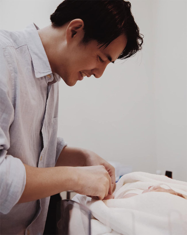 Ông Cao Thắng say sưa ngắm công chúa nhỏ.