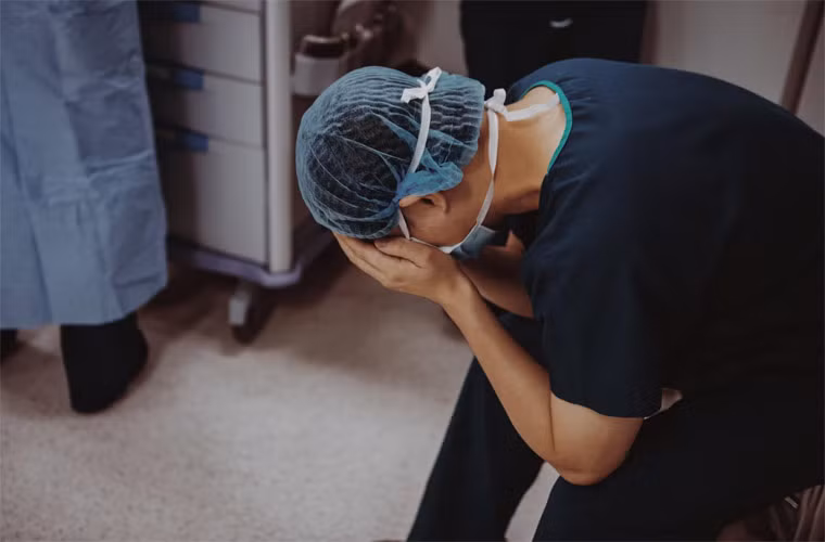 Ông Cao Thắng căng thẳng trong khi chờ vợ sinh mổ.