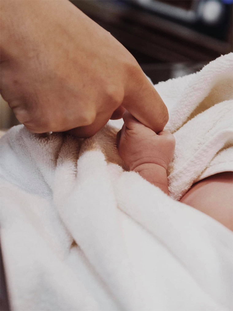 Khoảnh khắc hai cha con nắm tay thật xúc động.