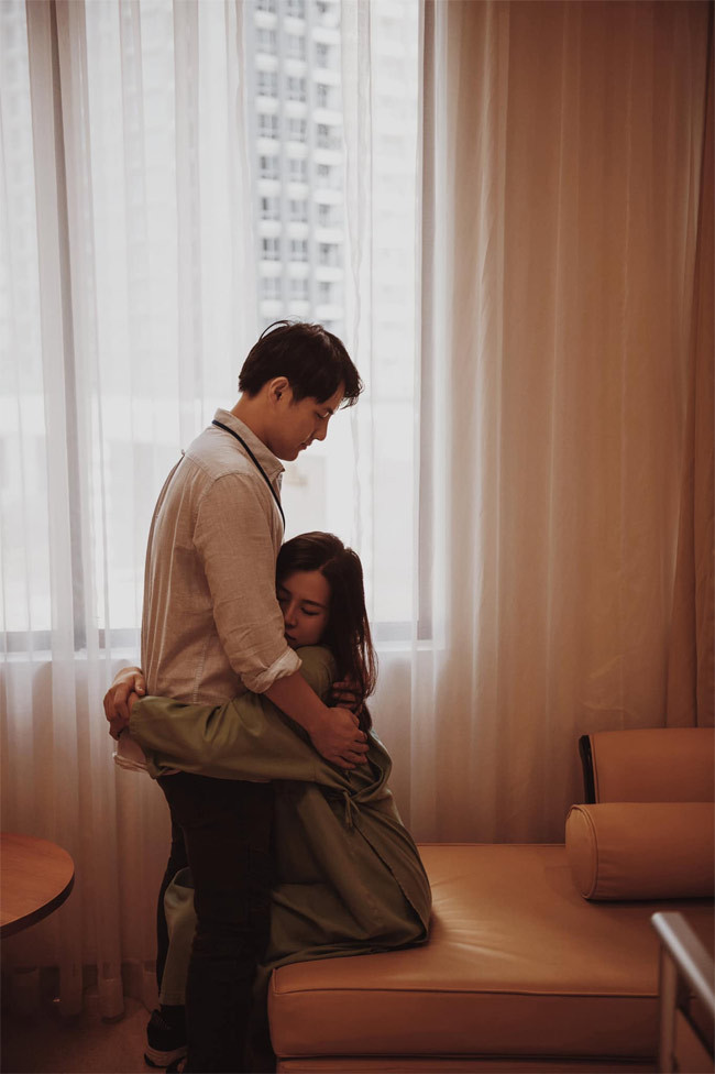 Mỗi khi vợ đau đớn, Ông Cao Thắng luôn bên cạnh để an ủi, giúp vợ vững tinh thần.