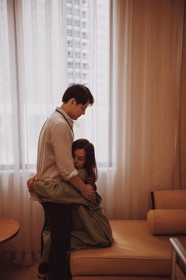 Mỗi khi vợ đau đớn, Ông Cao Thắng luôn bên cạnh để an ủi, giúp vợ vững tinh thần.