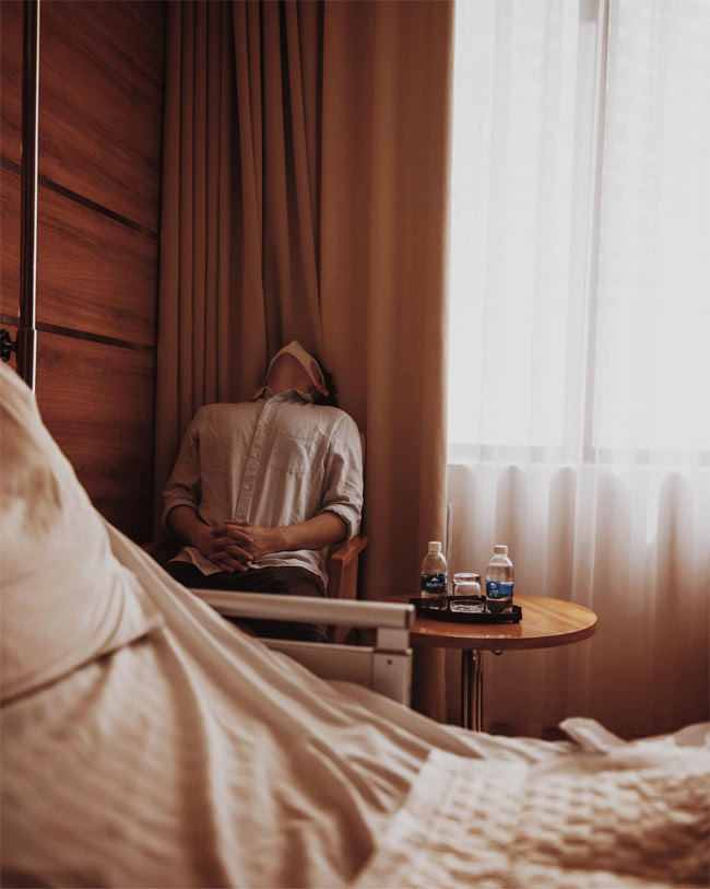 Khoảnh khắc ông bố trẻ sốt ruột, lo lắng cho vợ trước khi lâm bồn.