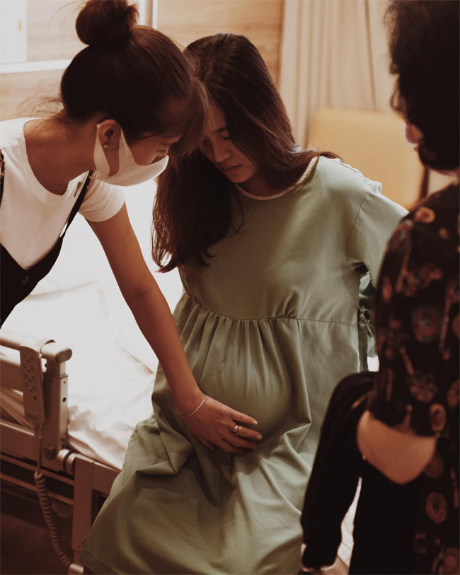 Giây phút bà bầu Đông Nhi đau đớn vì những cơn đau đẻ.