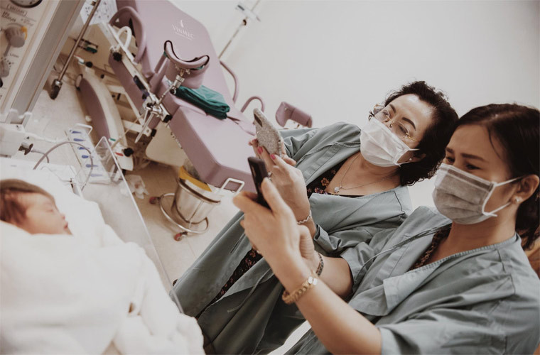 Bà nội, bà ngoại vào thăm Winnie ngay sau khi bé chào đời.