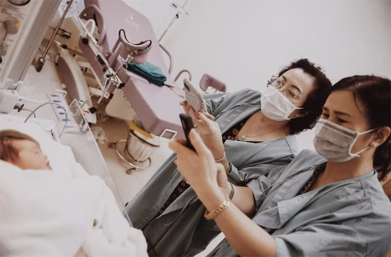 Bà nội, bà ngoại vào thăm Winnie ngay sau khi bé chào đời.