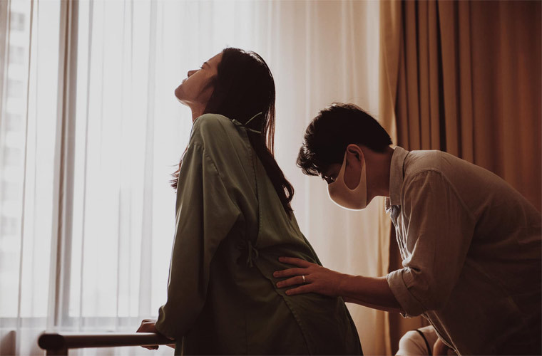 Cư dân mạng thả không biết bao nhiêu tim, lượt yêu thích khi nhìn những hình ảnh Ông Cao Thăng tận tình chăm sóc Đông Nhi trong phòng chờ sinh.