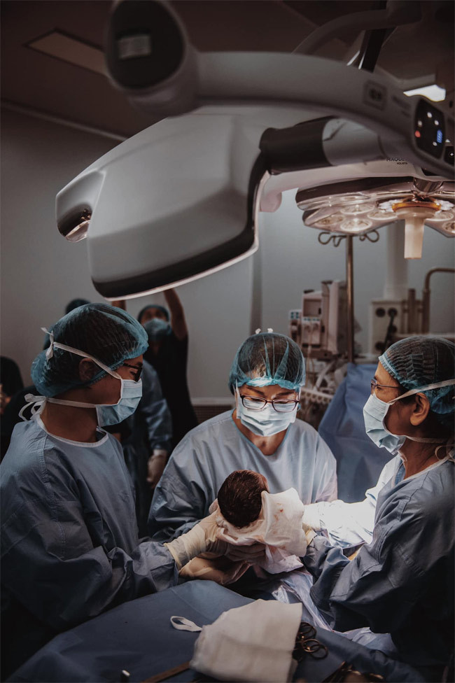 7h7 phút tối 26/10, con gái Đông Nhi - Ông Cao Thắng chào đời, nặng 3,06kg, tên ở nhà là Winnie.