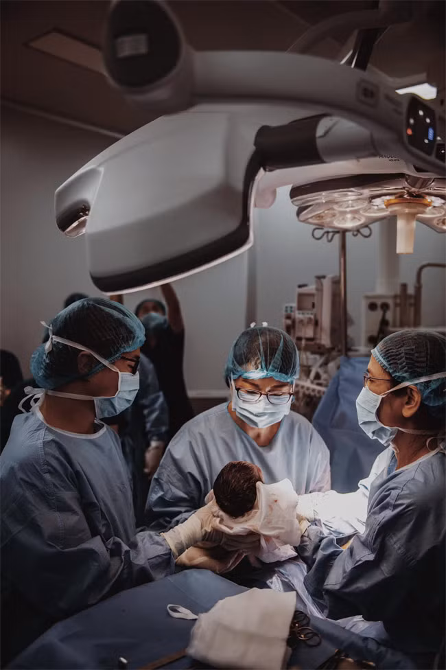 7h7 phút tối 26/10, con gái Đông Nhi - Ông Cao Thắng chào đời, nặng 3,06kg, tên ở nhà là Winnie.