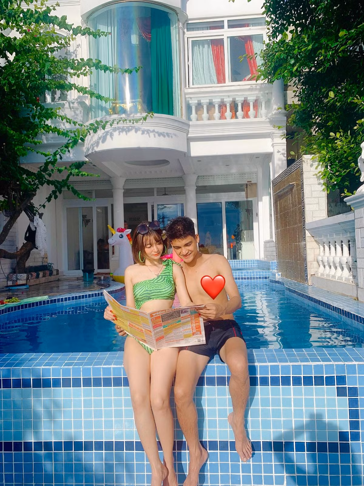 Bạn gái Mạc Văn Khoa sở hữu gương mặt ưa nhìn, vóc dáng thon thả với lợi thế vòng 1 gợi cảm được cô khoe triệt để trong nhiều khung hình.