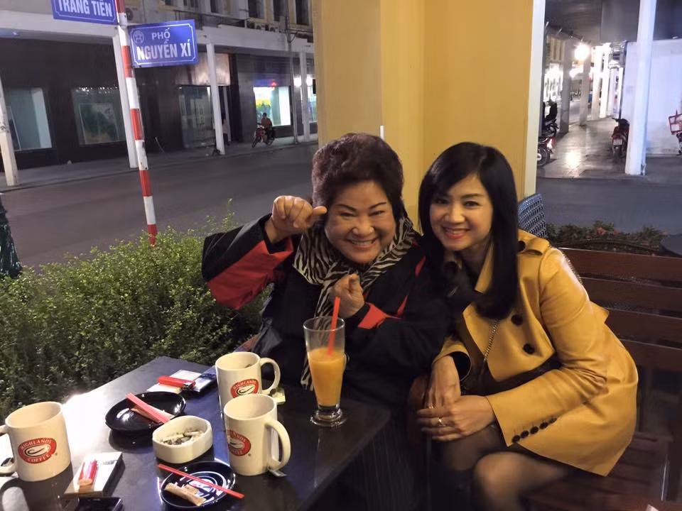 NSND Thu Hà hài lòng với cuộc sống hiện tại. Lúc rảnh rỗi, chị thích lê la uống nước vỉa hè, gặp gỡ, giao lưu với bạn bè, người thân.