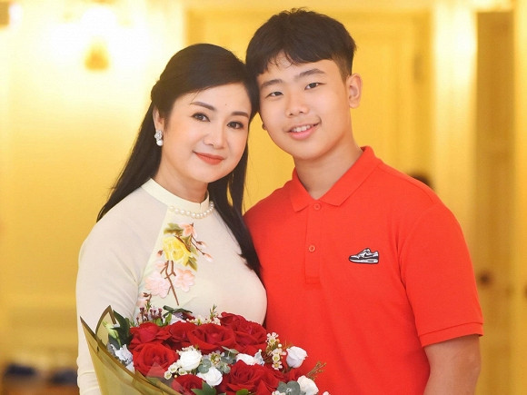 Bé Bin - cậu con trai út của NSND Thu Hà với người chồng thứ hai năm nay 14 tuổi, cao lớn hơn mẹ nửa cái đầu. Bin cũng chính là lý do để mẹ Hà hy sinh thời gian dành cho nghệ thuật để ở nhà chăm con.