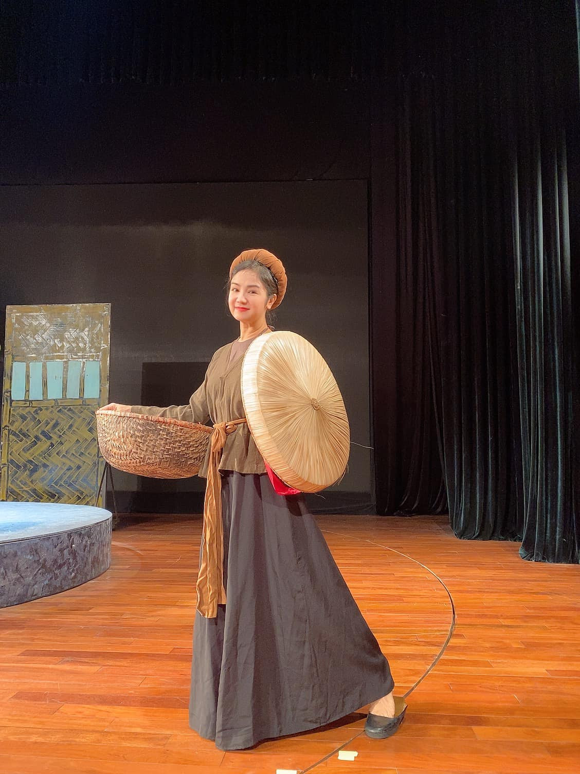 Dù vẫn hoạt động ở Nhà hát Kịch Hà Nội nhưng phải rất lâu rồi, mỹ nhân phim "Lá ngọc cành vàng" mới trở lại với phim truyền hình. Chia sẻ về lý do ấy, nữ nghệ sĩ từng tâm sự rằng chị muốn dành thời gian để chu toàn công việc gia đình và chăm sóc con nhỏ.