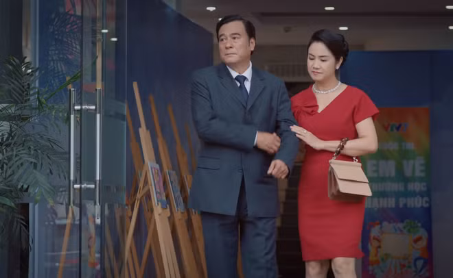  NSND Thu Hà tái ngộ khán giả truyền hình với vai diễn mẹ của Hồng Diễm và Quỳnh Kool trong phim “Hướng dương ngược nắng”.