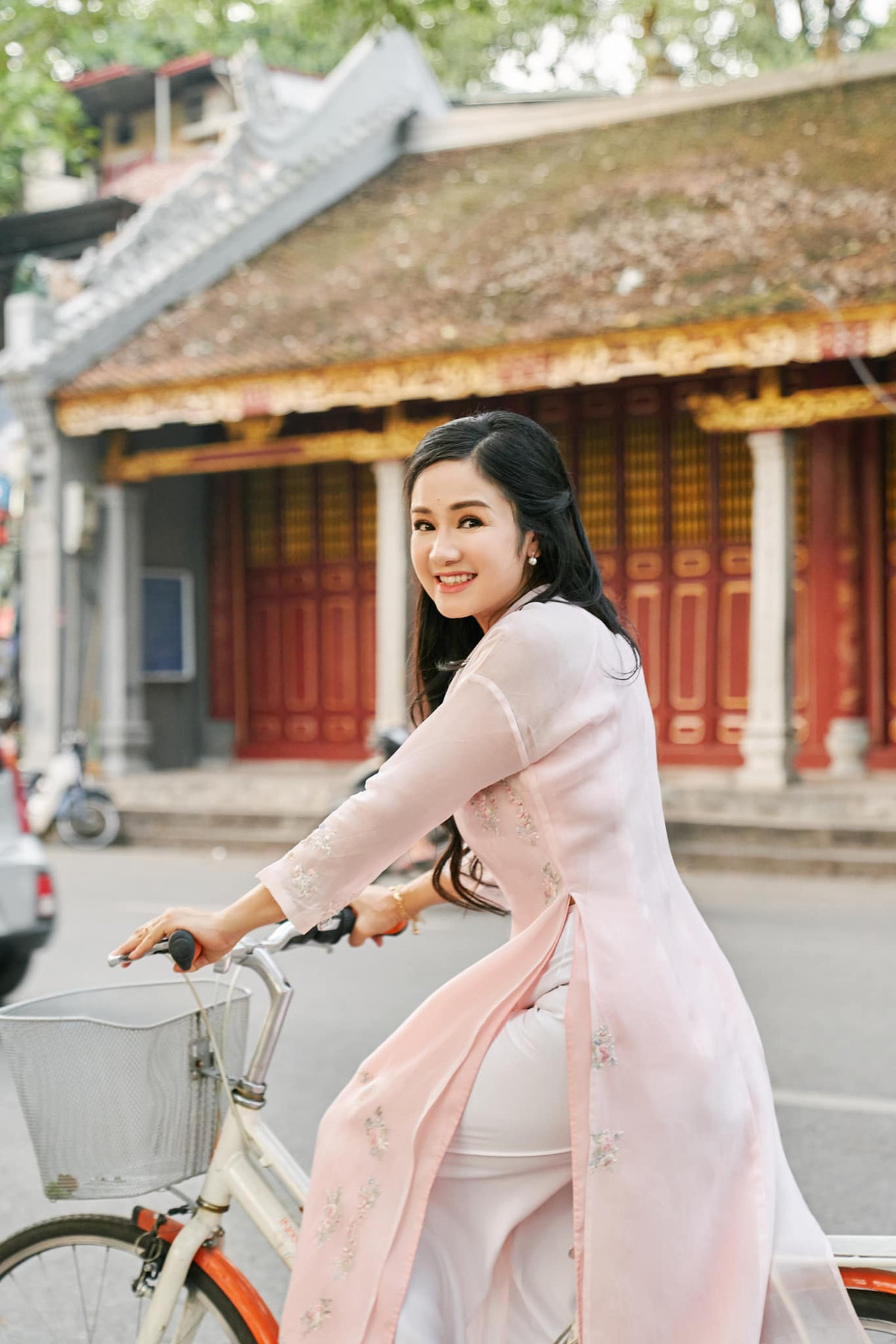 Hiện tại, nữ diễn viên "Hướng dương ngược nắng" tận hưởng cuộc sống bình lặng bên ông xã doanh nhân hơn chị 15 tuổi. Anh cũng đã qua một lần đổ vỡ và rất thông cảm với nghề diễn của chị.