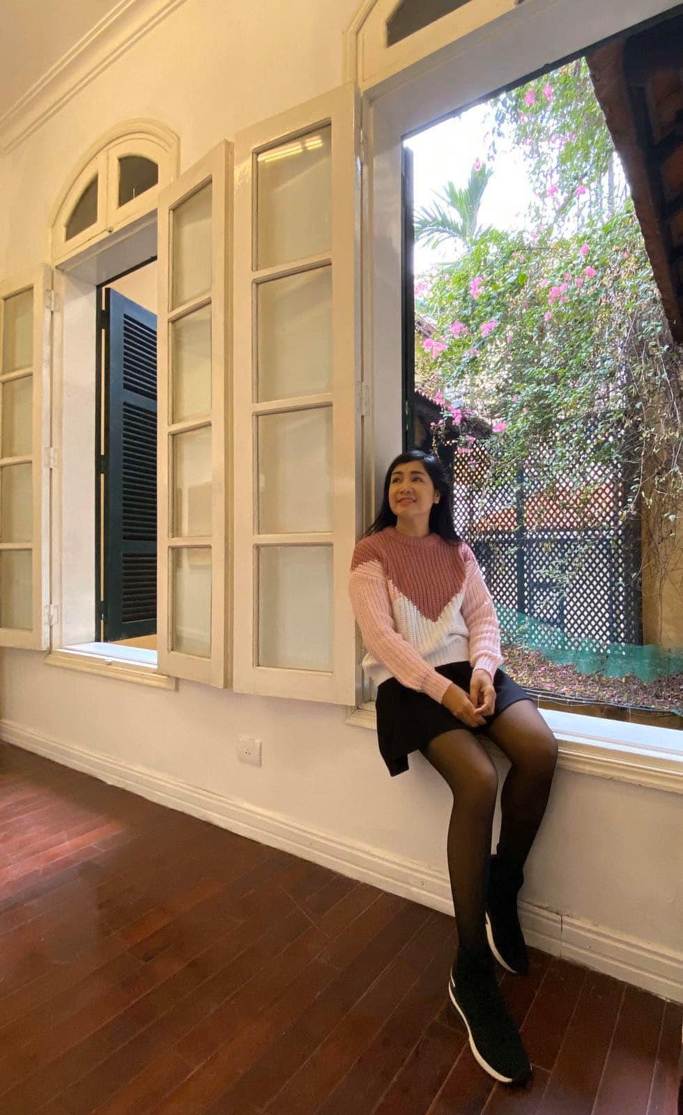 Ngoài đời, nữ nghệ sĩ 6X ăn vận trẻ trung khiến chị trông trẻ hơn tuổi.