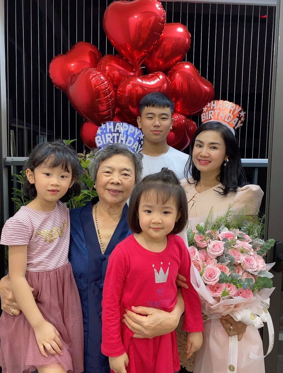 Mới đây, NSND Thu Hà đón sinh nhật tuổi ngoài 50 ấm áp bên gia đình.