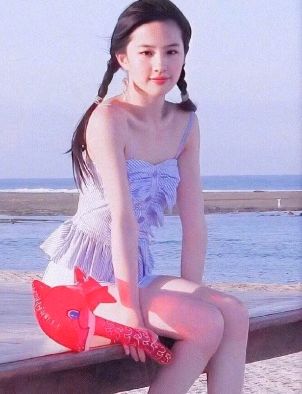 Vẻ đẹp thanh khiết của Lưu Diệc Phi ở tuổi 16.