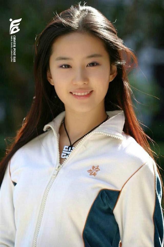 Kể cả khi để mặt mộc, nữ diễn viên sinh năm 1987 vẫn khiến người xem không rời mắt.