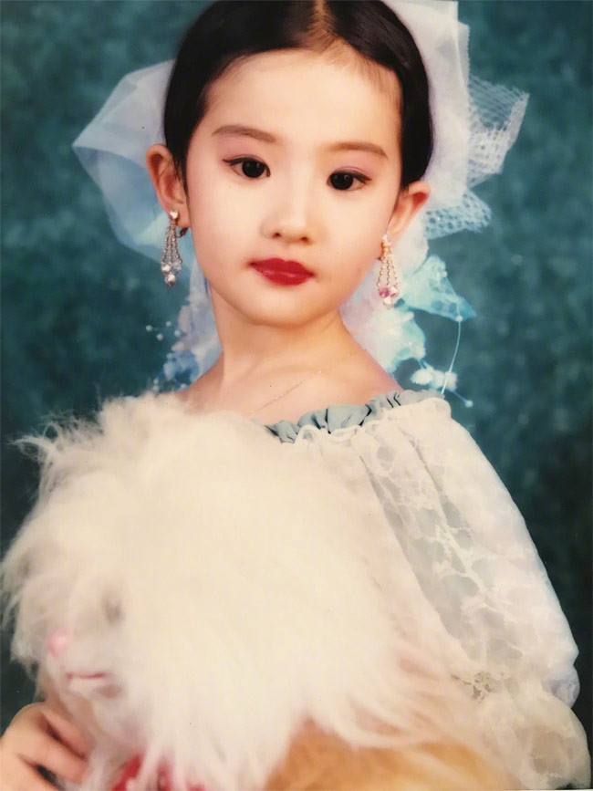 Ngay từ nhỏ Lưu Diệc Phi đã rất xinh đẹp và múa hát rất giỏi.