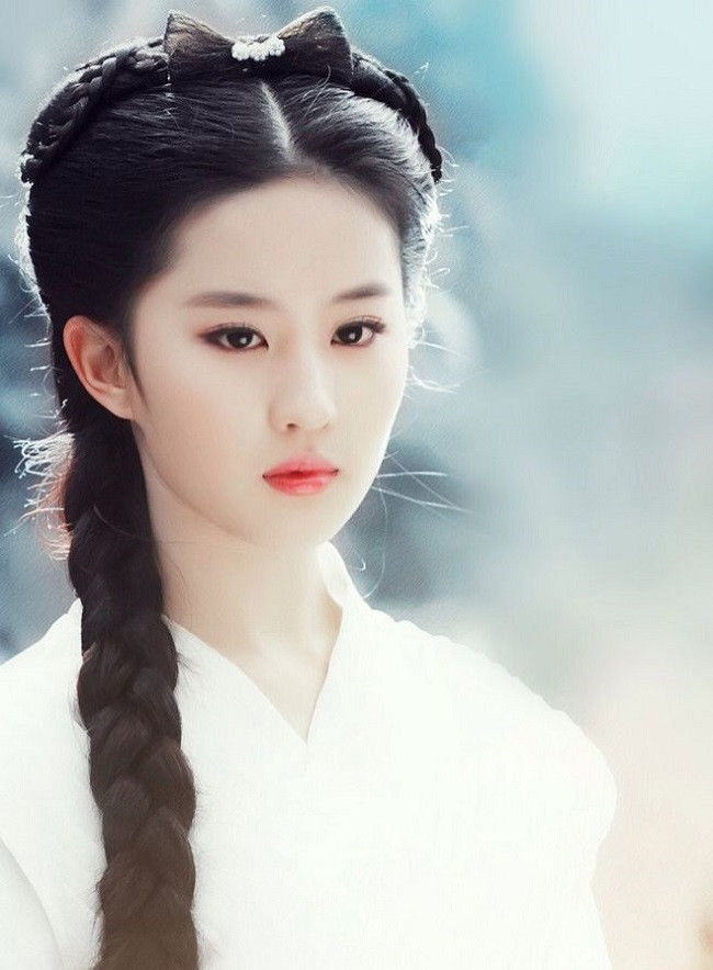 Năm 2006, Diệc Phi nổi tiếng khắp Đại lục sau khi đóng vai Tiểu Long Nữ trong phim truyền hình Thần Điêu Đại Hiệp.