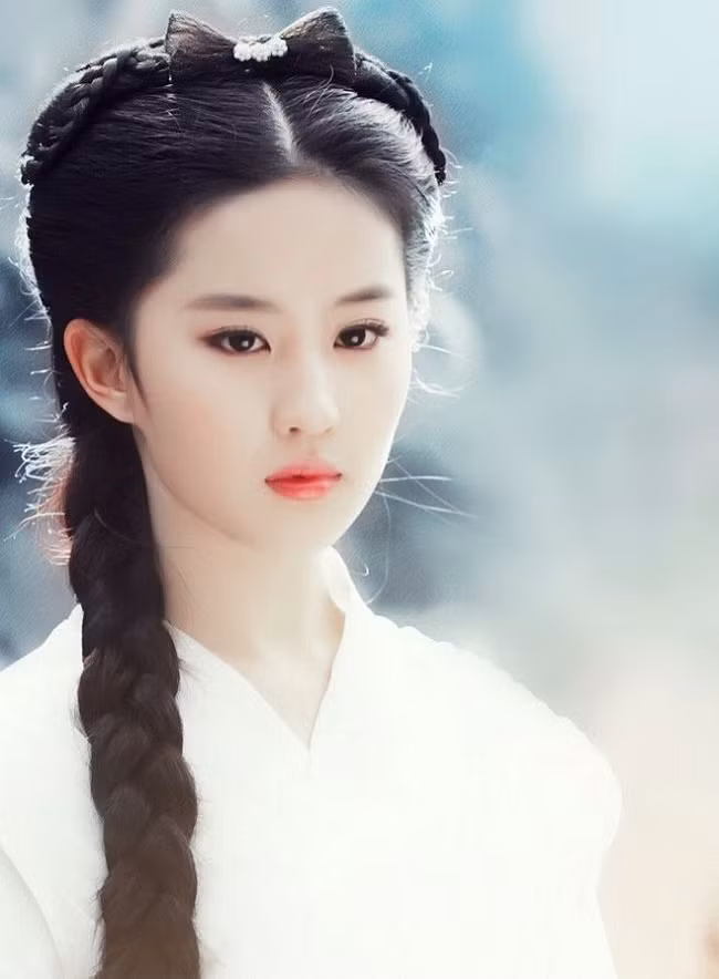 Năm 2006, Diệc Phi nổi tiếng khắp Đại lục sau khi đóng vai Tiểu Long Nữ trong phim truyền hình Thần Điêu Đại Hiệp.