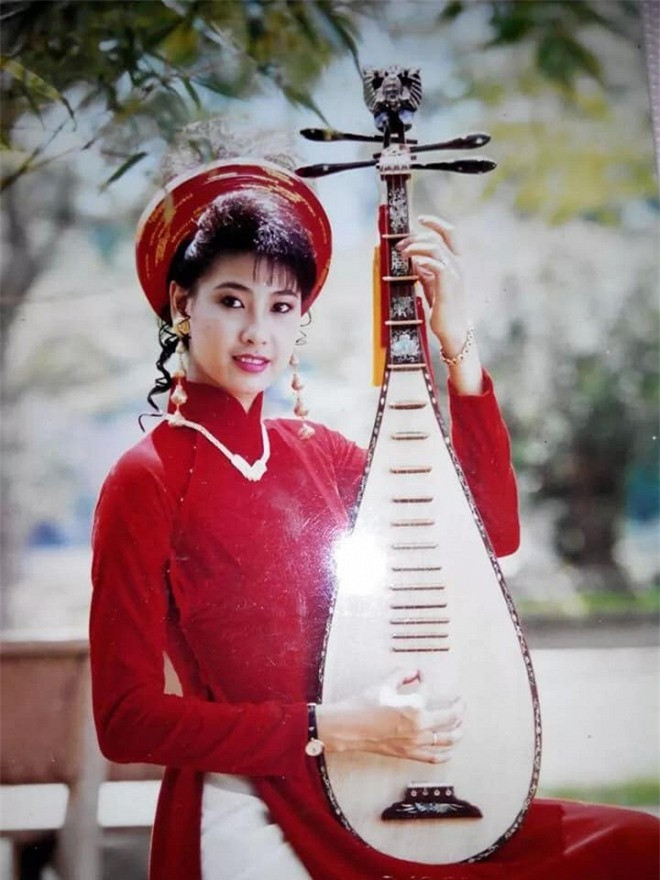 Mới đây, Hoa hậu Việt Nam 1992 chia sẻ bức ảnh chị diện áo dài đỏ, tạo dáng kiêu sa bên nhạc cụ, chụp năm 1993.