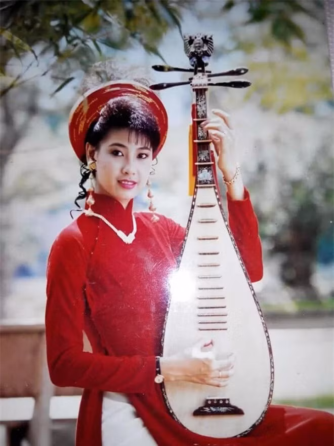 Mới đây, Hoa hậu Việt Nam 1992 chia sẻ bức ảnh chị diện áo dài đỏ, tạo dáng kiêu sa bên nhạc cụ, chụp năm 1993.