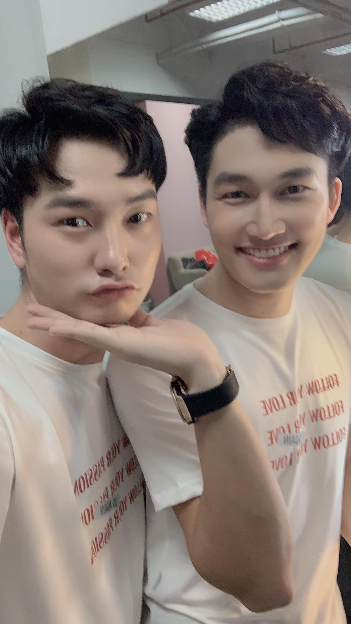 Cường của "Cô gái nhà người ta" chụp ảnh với tình địch Khoa (Đình Tú) trong phim.