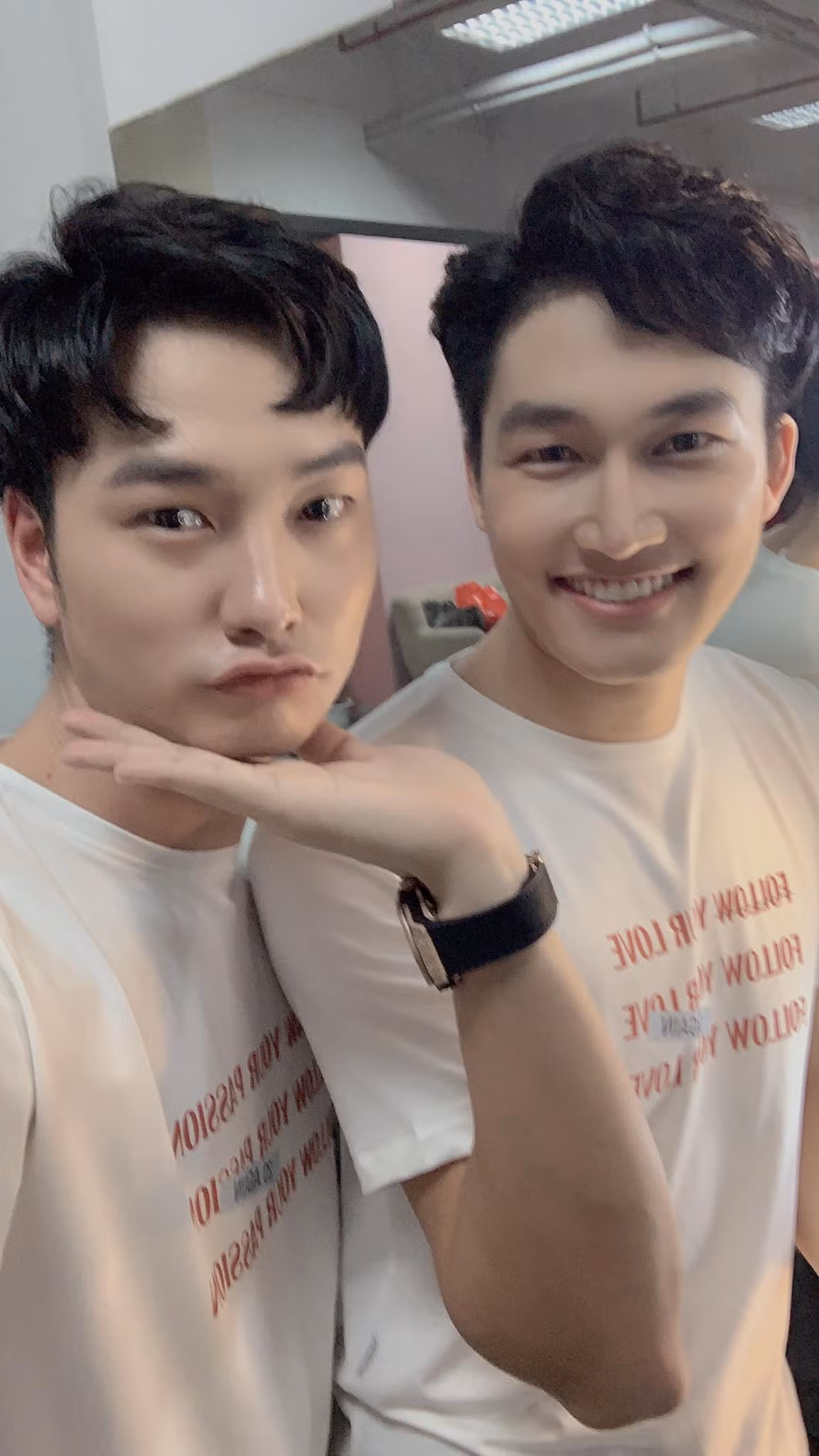 Cường của "Cô gái nhà người ta" chụp ảnh với tình địch Khoa (Đình Tú) trong phim.