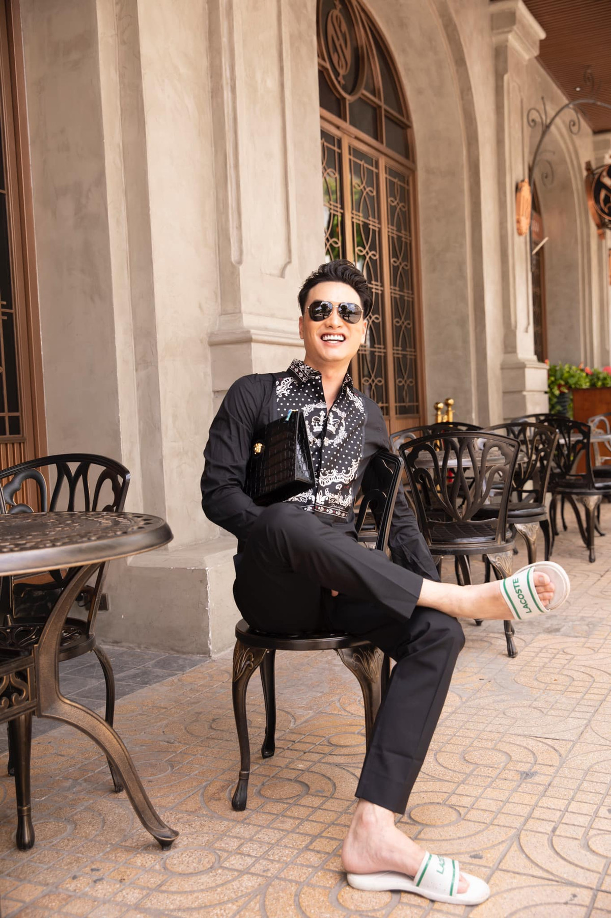 Được mệnh danh là "trai đểu" trên màn ảnh, thế nhưng người đời Trọng Lân thừa nhận anh là người trầm tính và hiền lành.