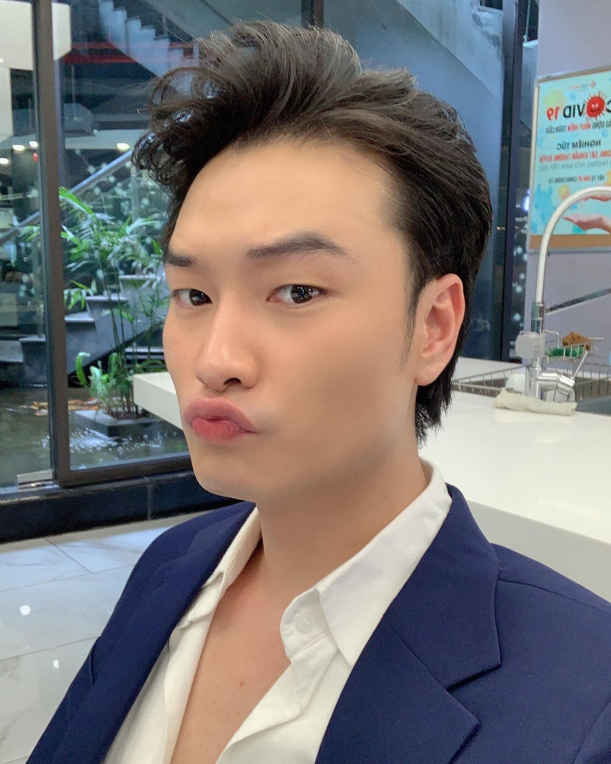 Chàng diễn viên sinh năm 1993 còn thường xuyên chia sẻ những khoảnh khắc đời thường cực hài hước và "lầy lội" lên trang cá nhân.