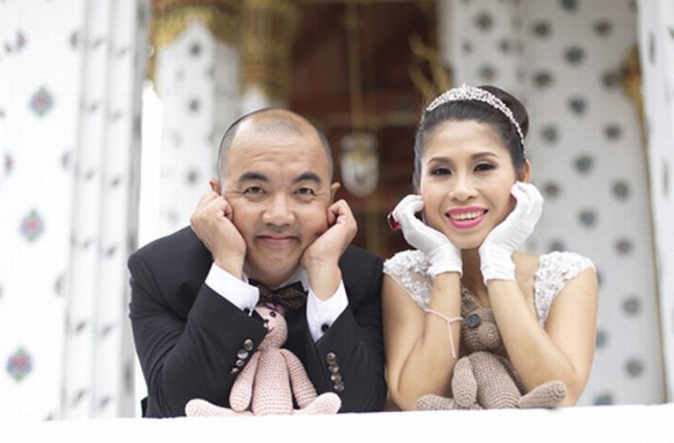 Ở nhà, vợ Quốc Thuận là người đảm đang việc nhà, nấu ăn ngon, chăm sóc chồng con chu đáo. Nhưng trong công việc cô là người trợ lý đắc lực của nam diễn viên kiêm MC "Vợ chồng son".