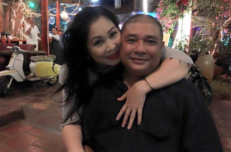 Chia sẻ về bí quyết giữ hạnh phúc gia đình, Hồng Vân cho biết “Tôi quan niệm, một gia đình hạnh phúc là mọi thành viên trong gia đình sống hết lòng với nhau, cùng chia sẻ. Là mình sống yêu chồng yêu con bằng tất cả trái tim của mình, yêu hết mình và sống hết mình”.