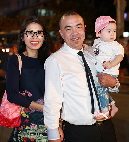 Chia sẻ về bí quyết giữ gìn hạnh phúc, Quốc Thuận cho biết, vợ chồng anh cũng như bao cặp đôi khác có những lúc xô bát xô đũa nhưng mỗi lần như thế anh luôn nhường vợ và chủ động làm lành.